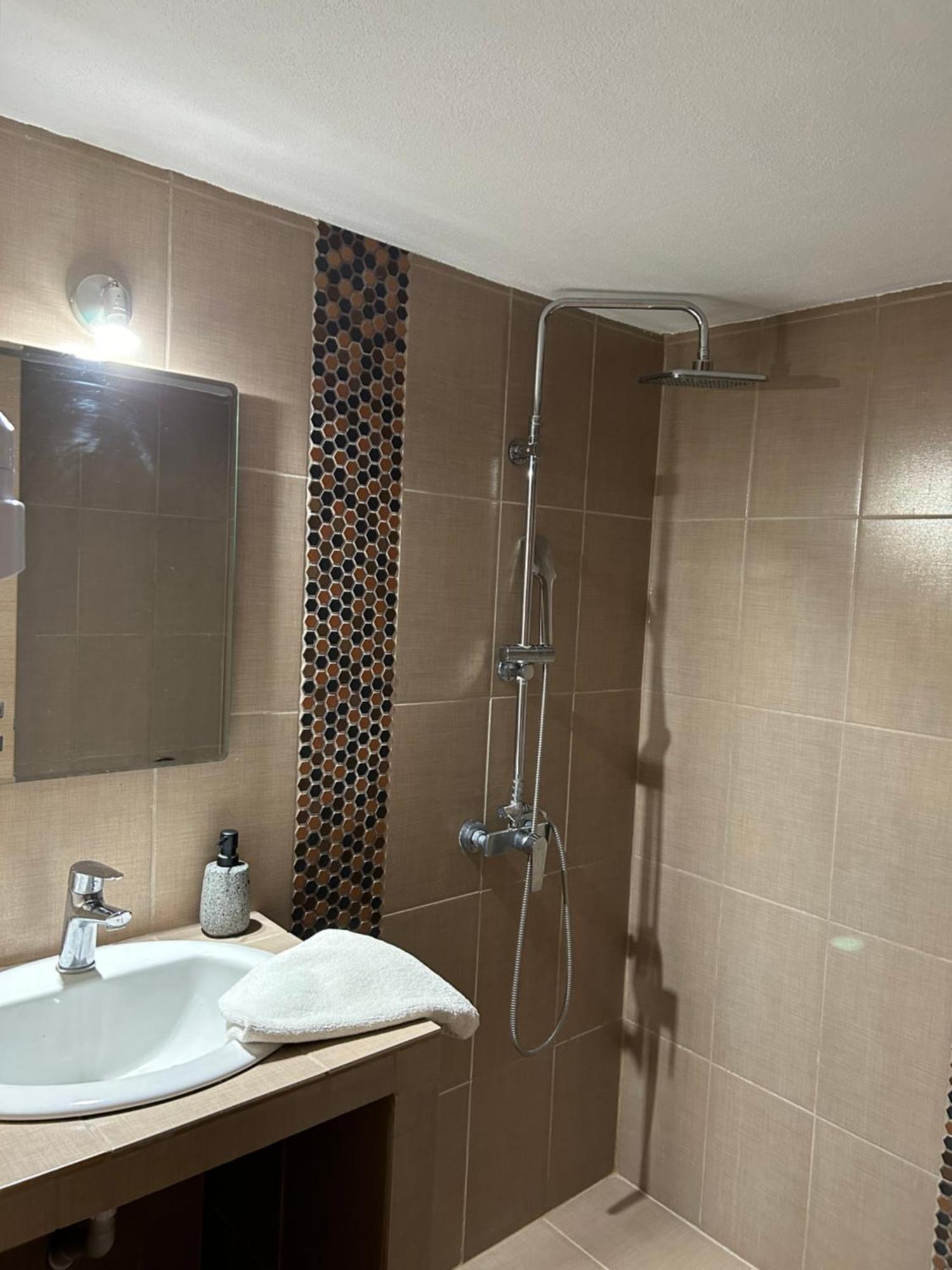 E & F Sea View Flat Apartman Néa Péramos Kültér fotó